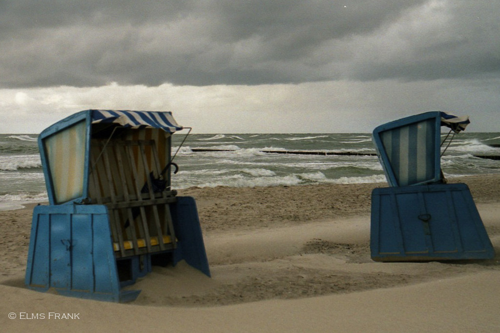 Strandkörbe im Sturm