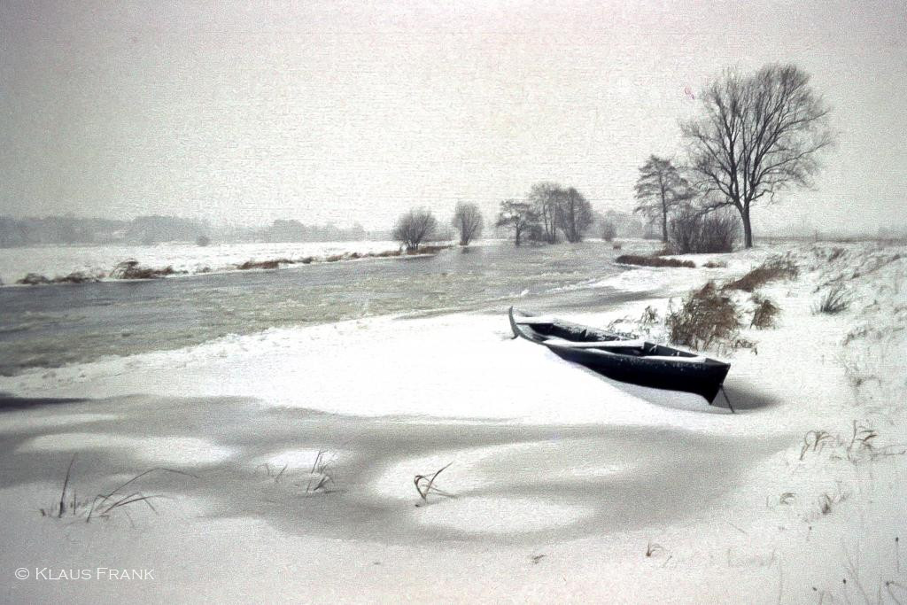 eingeschneiter Kahn an der Spree