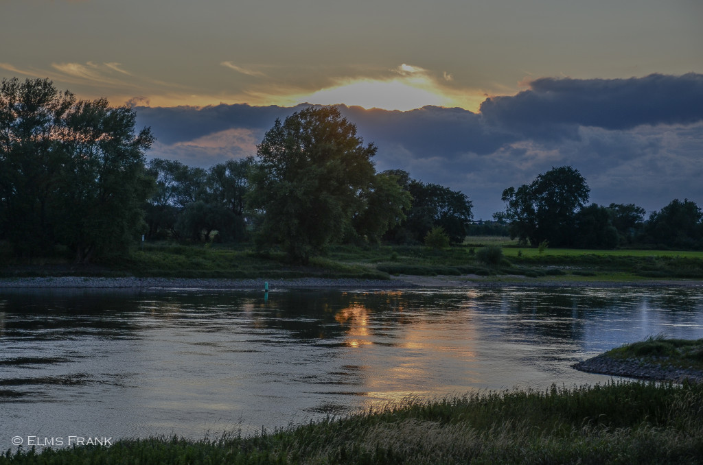 Sonnenuntergang an der Elbe