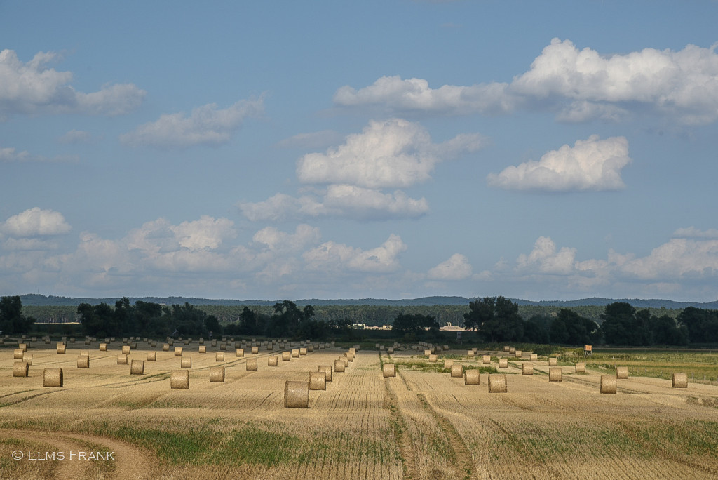 Strohballen mit Wolkenschatten