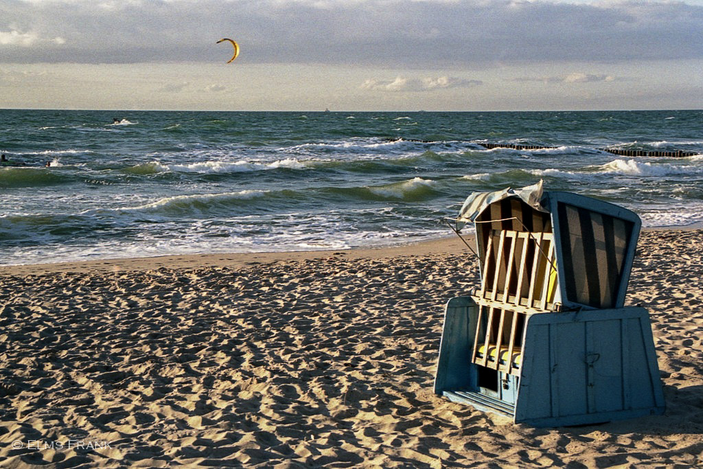 Strandkorb mit Kitesurfer