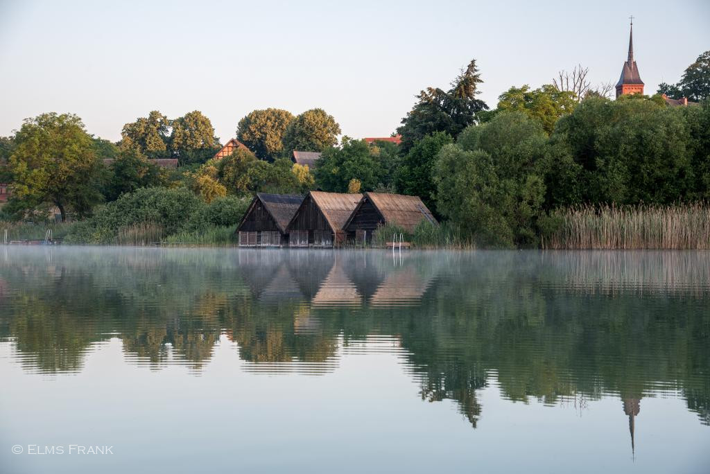Morgennebel mit Bootshäusern - Mecklenburg